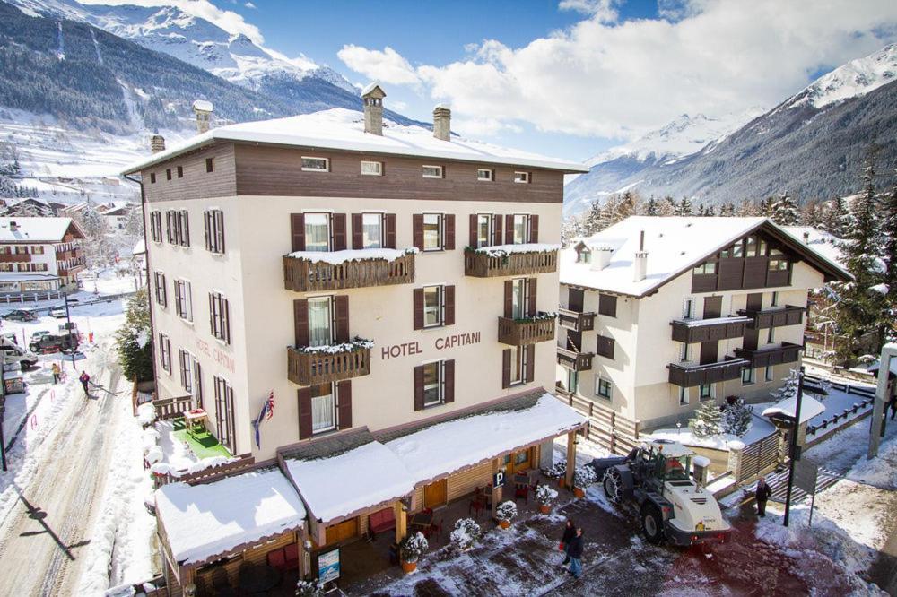博尔米奥 卡皮塔尼酒店的享有酒店空中景色,拥有雪覆盖的山脉