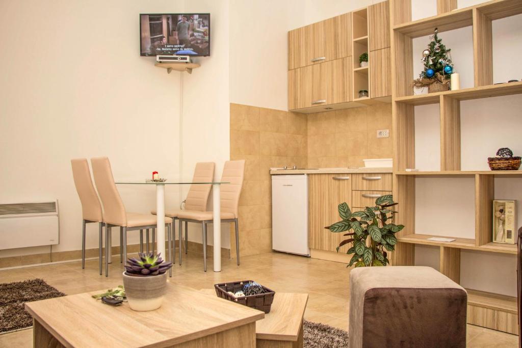 尼克希奇Apartments Matijašević的配有桌椅和厨房的房间