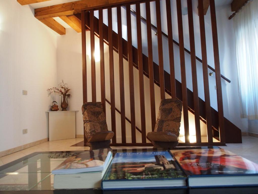 布拉诺岛布兰诺西埃洛迪之家度假屋的客厅配有玻璃桌和书籍
