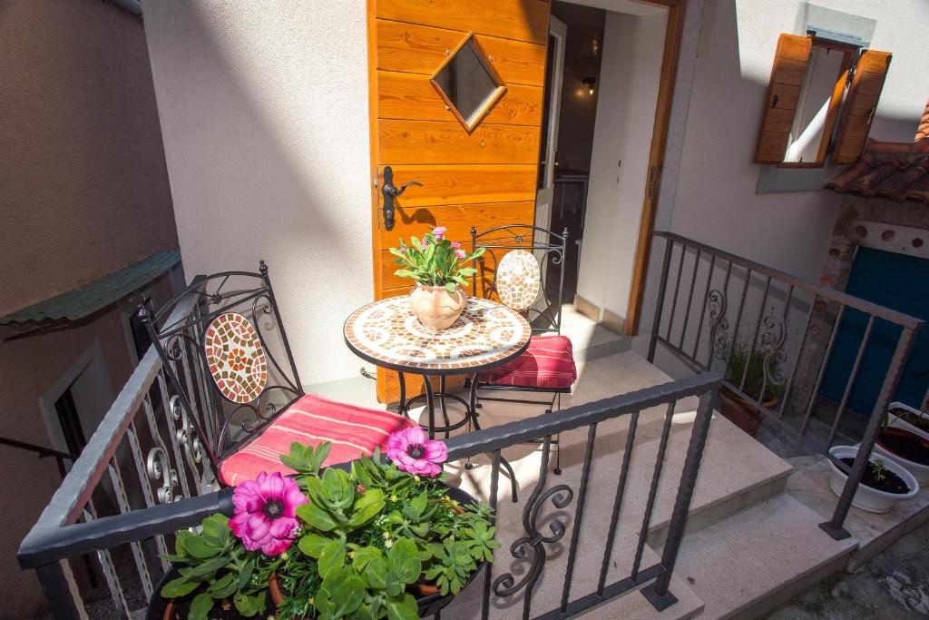 瓦比尼科Holiday Home Smokovec的阳台配有桌椅和木门。