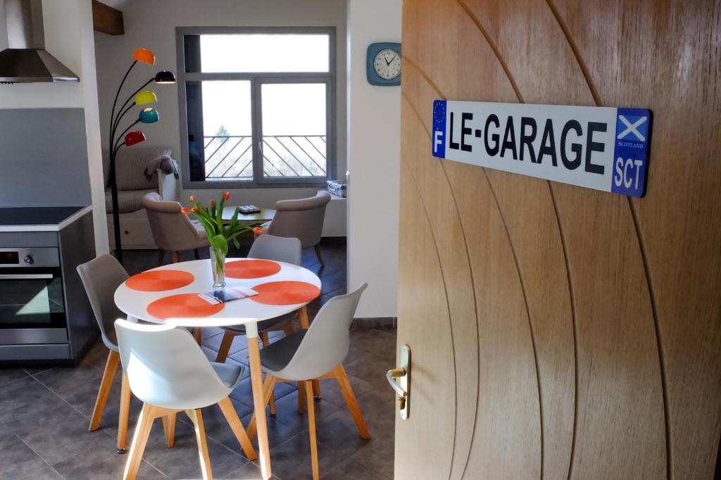 尚普索地区圣博内Appart'hôtel "Le Garage"的厨房以及带桌椅的用餐室。