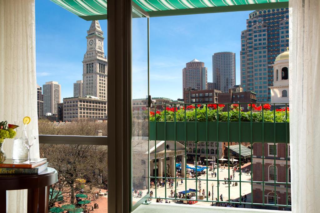 波士顿波士顿千禧国际酒店 的享有城市美景的窗户,设有钟楼
