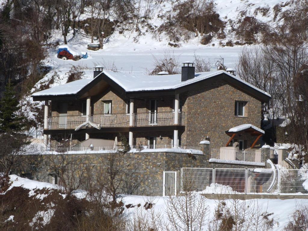 恩坎普夏类特玛索尔度假屋的雪中带雪盖屋顶的房子