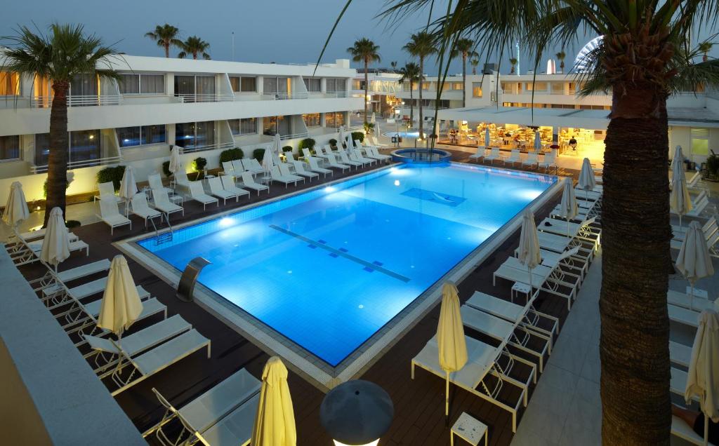 阿依纳帕Melpo Antia Hotel & Suites的游轮上游泳池的顶部景色