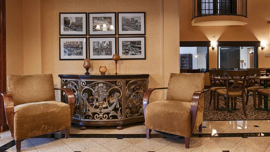 圣安东尼奥阿拉莫套房市区贝斯特韦斯特酒店的客厅配有桌椅和桌子。