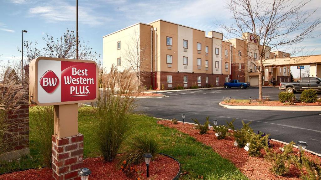 克劳福兹维尔Best Western Plus Crawfordsville Hotel的建筑前的最好的西方加标志