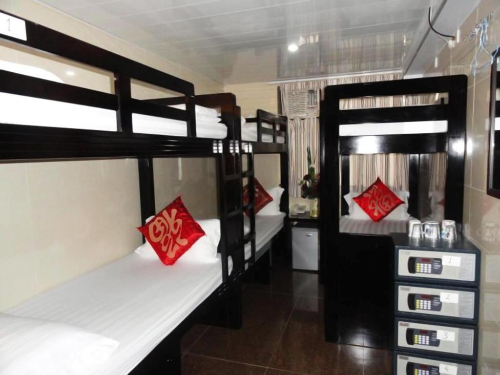 香港巴黎旅馆（D2, 10/F）的带3张双层床和红色枕头的客房