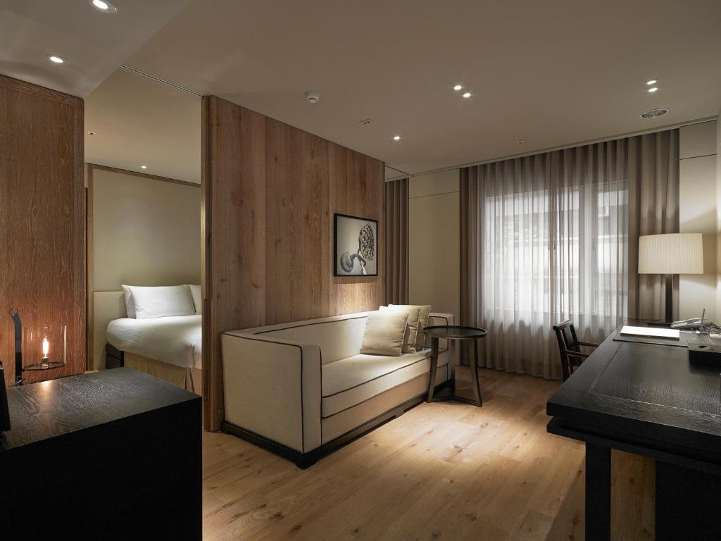 台北华泰瑞舍的酒店客房设有一张沙发和一张床