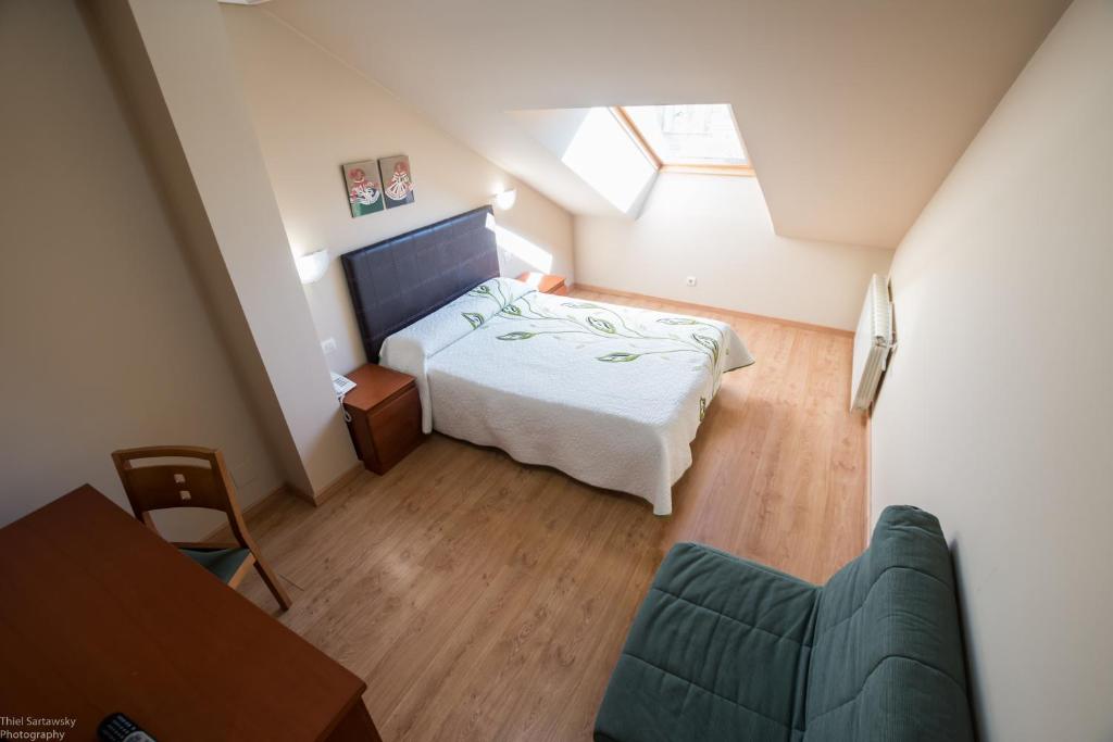 皮苏埃加河畔塞尔韦拉埃尔罗比酒店的一间带床和沙发的小卧室