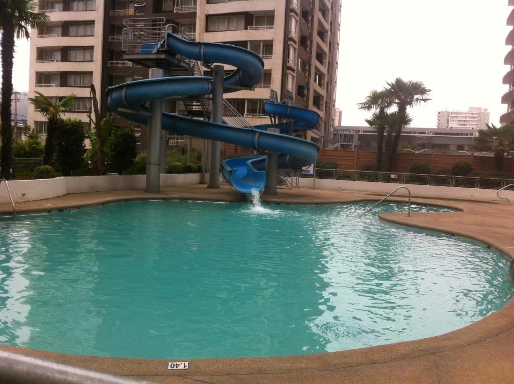 维纳德马Departamento Viana的城市游泳池的水滑梯