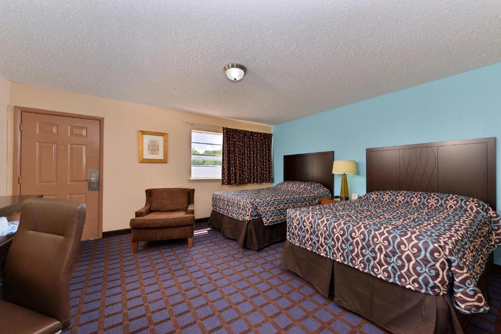 阿德莫尔阿德莫尔经济旅馆的酒店客房,配有两张床和椅子