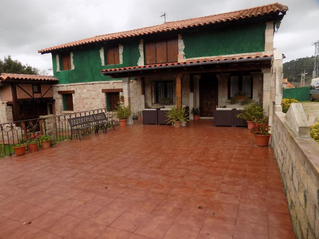诺瓦莱斯Posada La Ceña的前面有砖砌庭院的房子