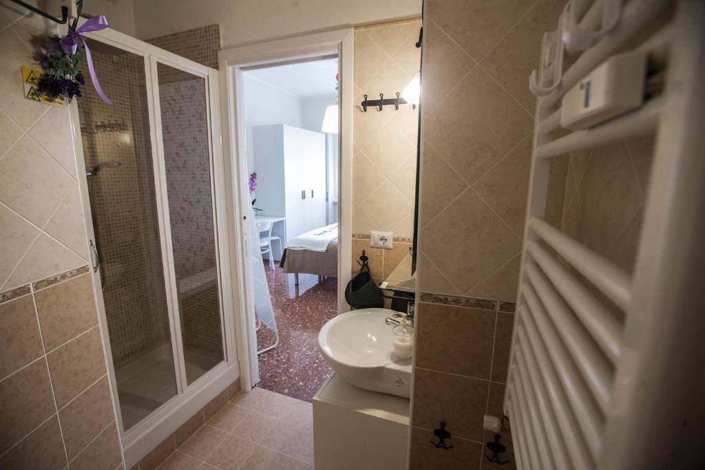 卡萨迪本尼旅馆的一间浴室