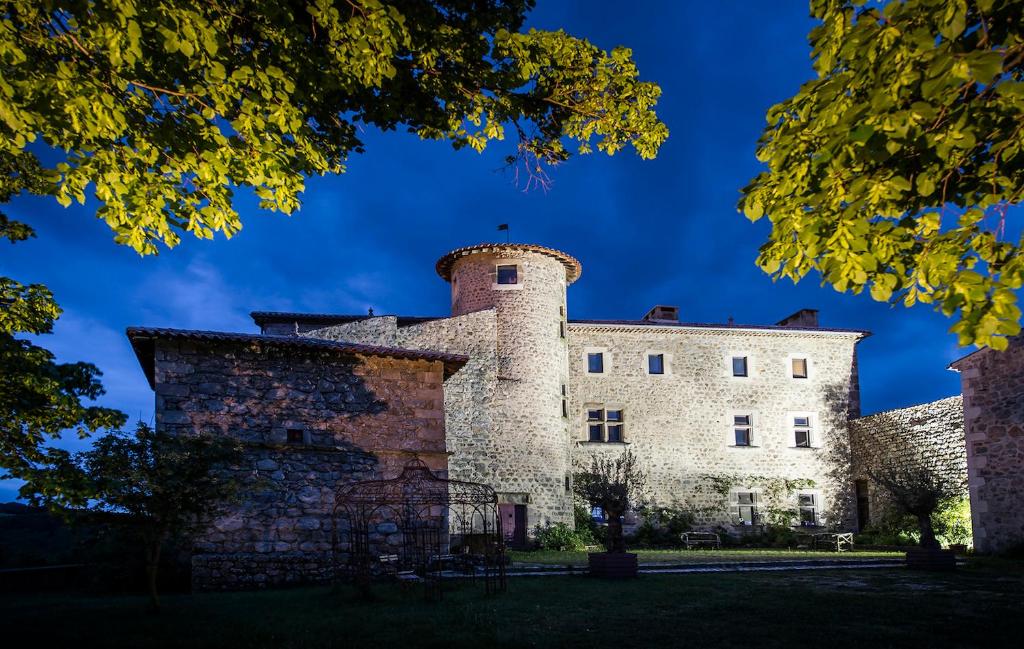 Saint-Romain-de-Lerps贝塞特城堡酒店的一座古城堡,背面是蓝天