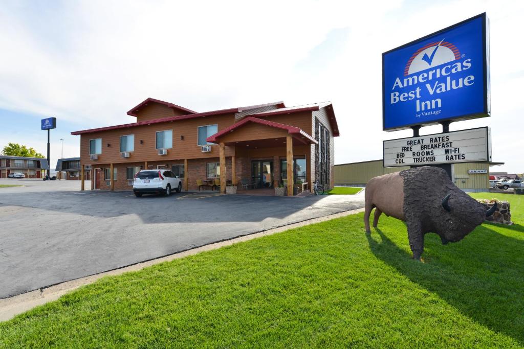 沃尔沃尔美国最佳价值旅馆的一座建筑前草上一头牛的雕像