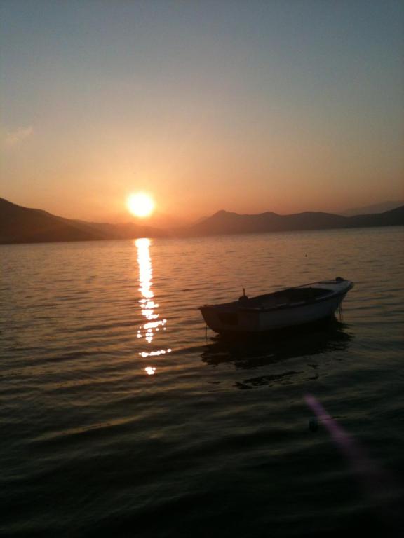 克勒克Apartments Ljiljana的日落时分坐在水中的船
