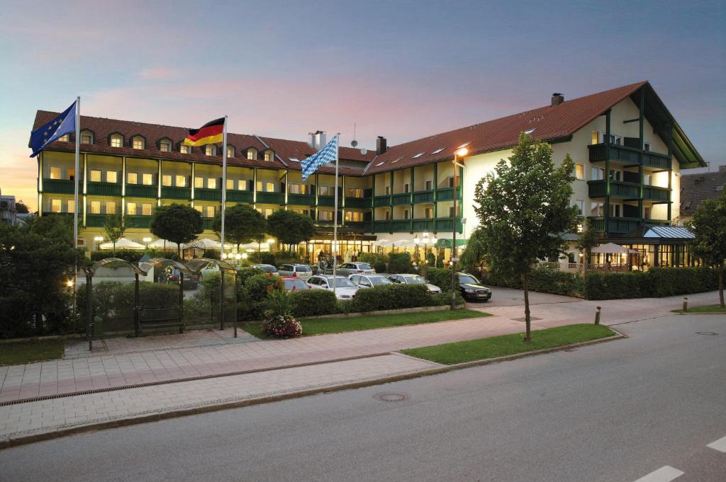 费尔德基兴鲍尔餐厅酒店的停车场内有旗帜的大建筑