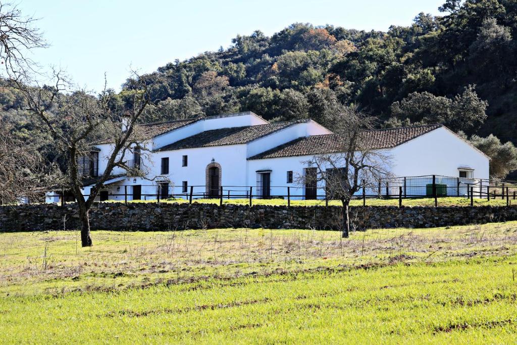 查兹拉德拉谢拉Villa Escutia的田野上带围栏的白色房子