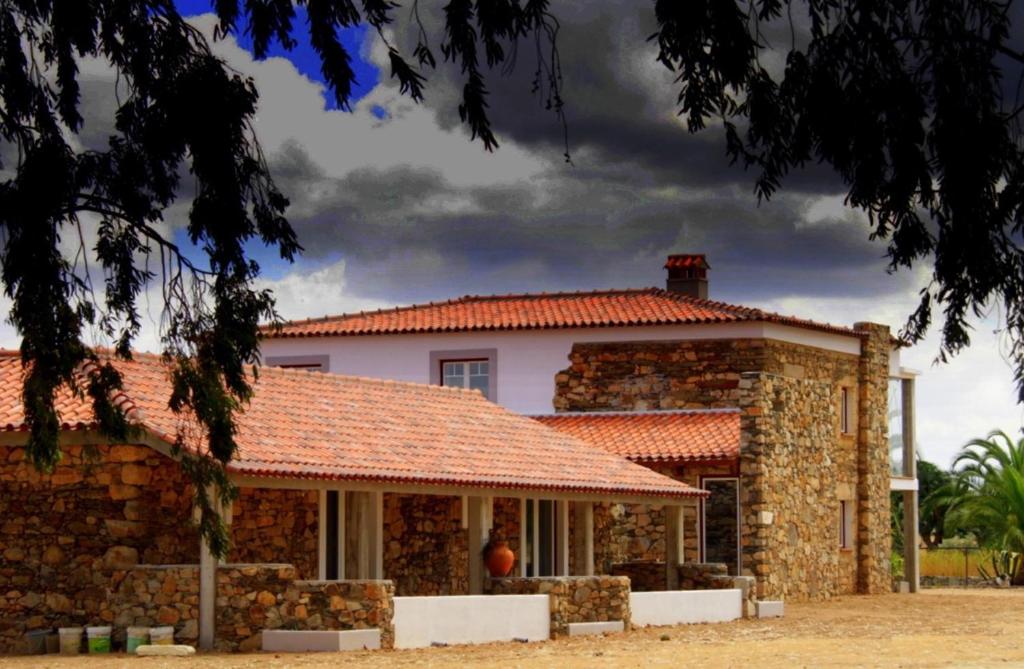 Monforte da BeiraCouto dos Pardinhos的一座红色屋顶的石头房子