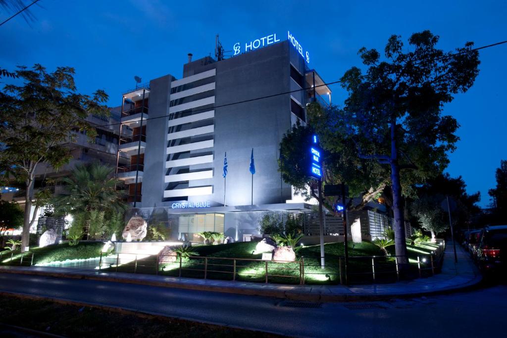 雅典水晶蓝色酒店的建筑的侧面有蓝色标志