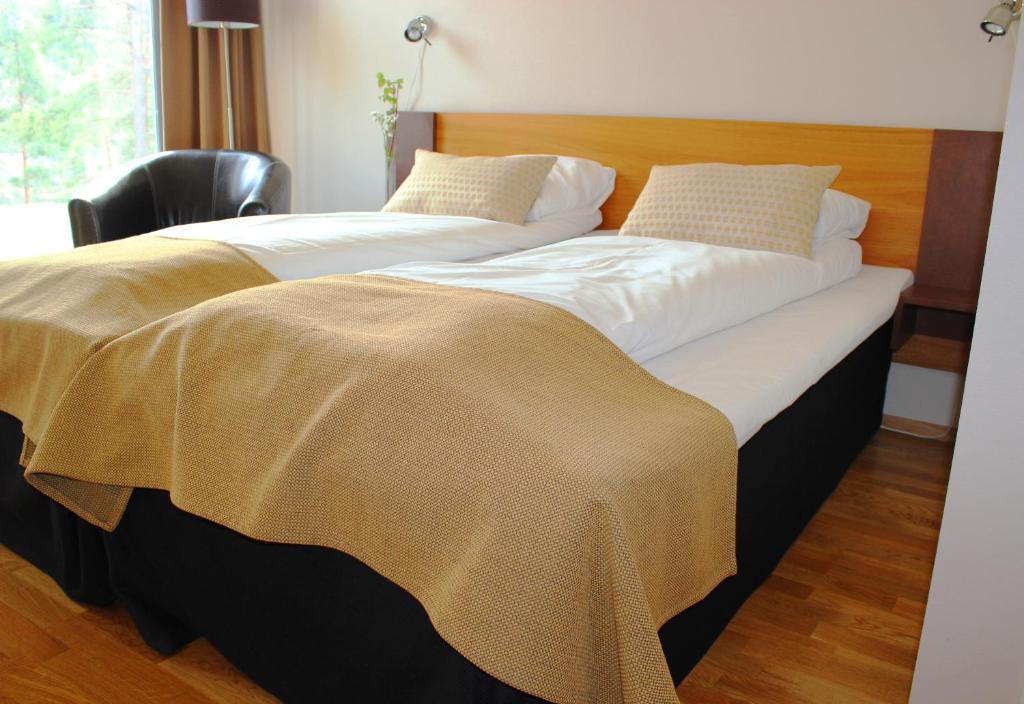 Gjerstad布鲁克蓝施故乡旅馆的卧室内两张并排的床