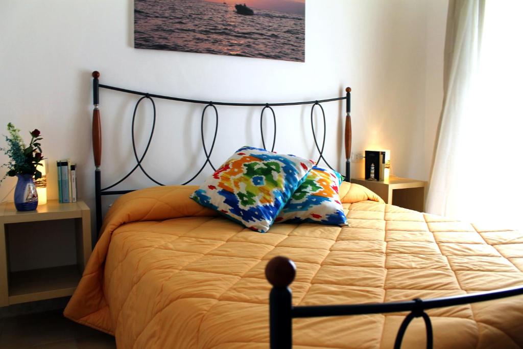 马拉泰亚Il Vecchio e Il Mare Maratea的一间卧室配有一张带两个枕头的床