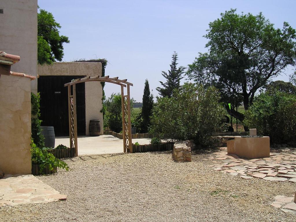比利亚罗夫莱多Casa Rural La Navarra的一座带木门和建筑的花园