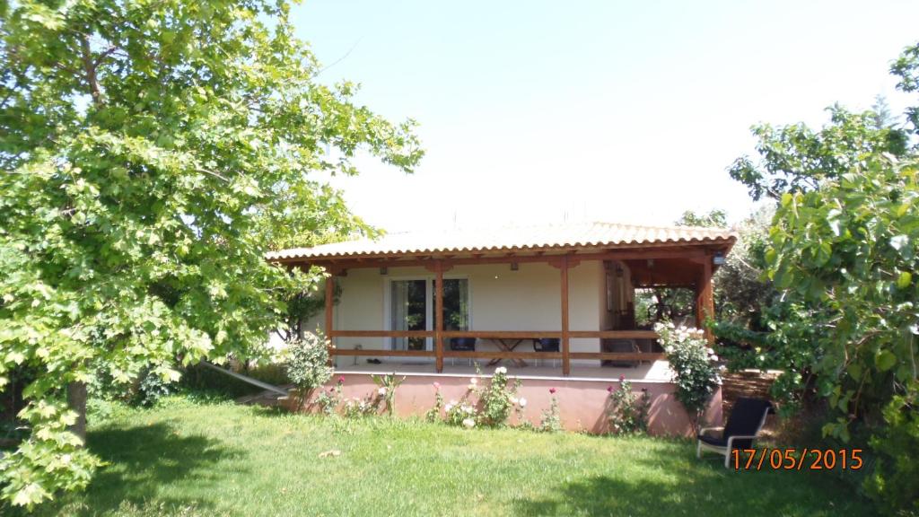 科洛皮奥Green Villa near Airport的一座小房子,在院子里有树木