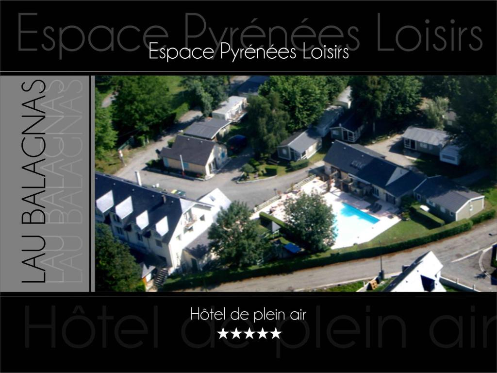 阿热莱斯加佐斯特比利牛斯休闲旅馆的享有带游泳池的房屋的空中景致