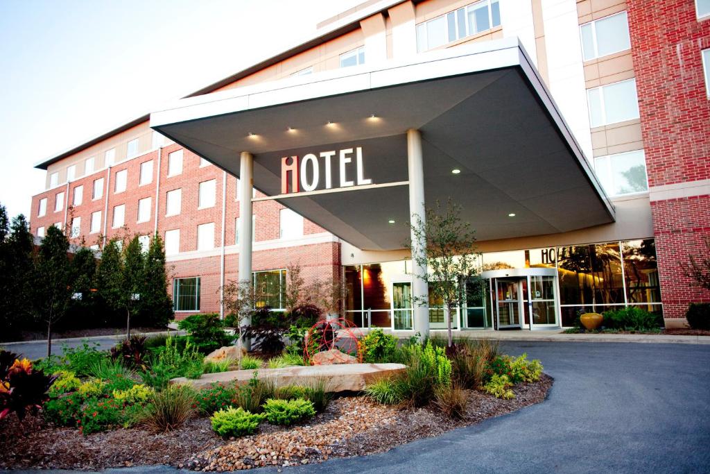 尚佩恩I Hotel and Illinois Conference Center - Champaign的带有酒店读取标志的酒店大楼