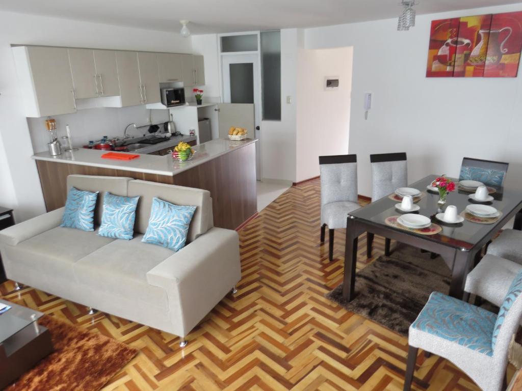 库斯科奎维公寓的客厅配有白色的沙发和桌子