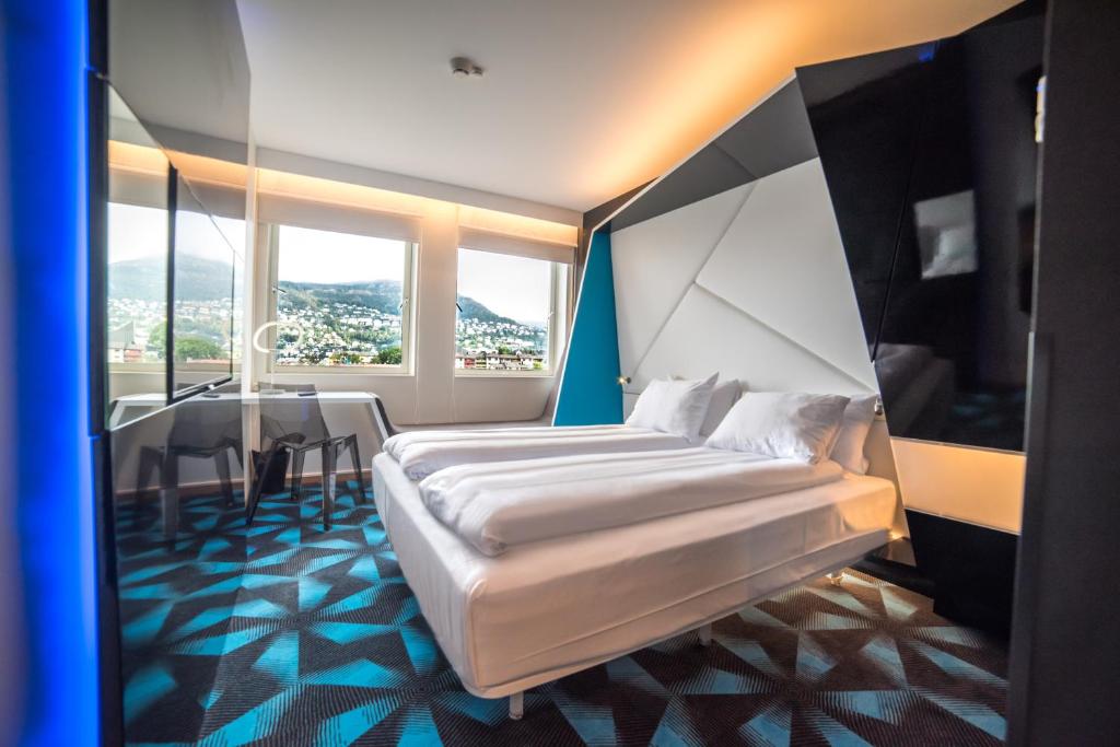 卑尔根索尔海姆斯维根马吉克酒店的酒店客房配有一张床铺和一张桌子。
