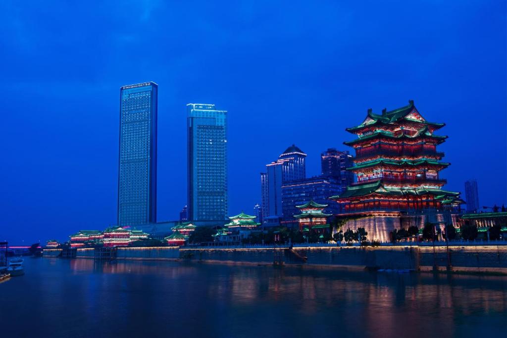 南昌南昌瑞颐大酒店的享有带中式塔的城市美景