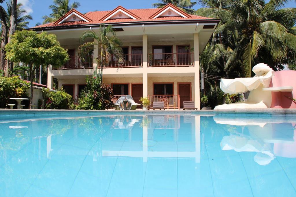 Zamboanguita威尔海滩潜水度假酒店的房屋前的大型游泳池