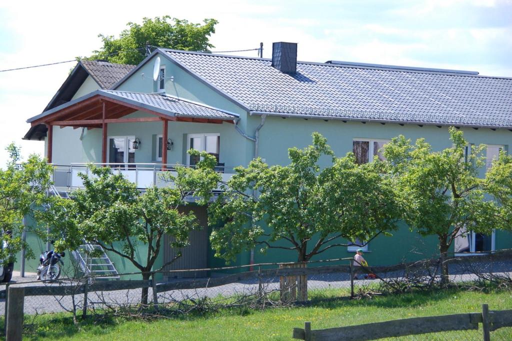 EllscheidGänschen klein的前面有树木的蓝色房子