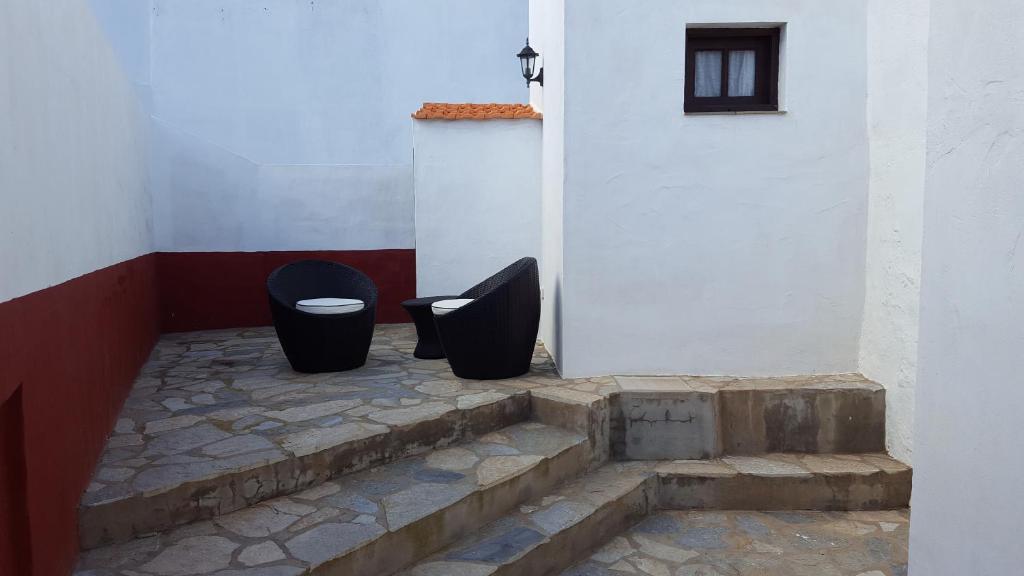 EchedoCasa Rural Domingo Pio的两个黑垃圾桶坐在大楼旁边