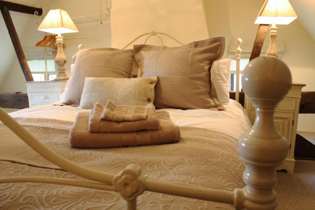 诺里奇Riverside House的一间卧室配有一张大床和两盏灯