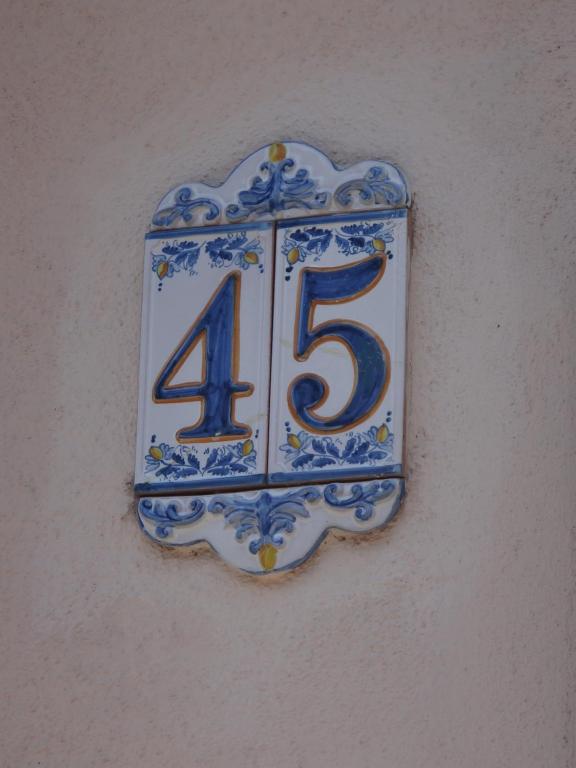 巴尼奥雷焦祖母度假屋的墙上的蓝色和白色标志