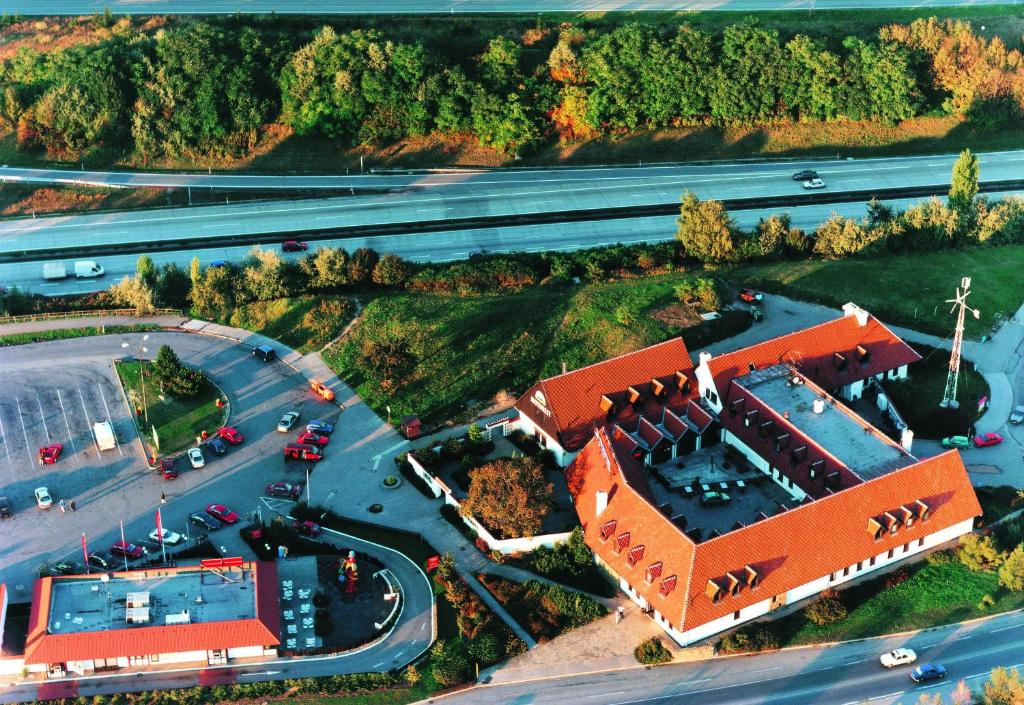 Tvarožná洛恒卡奥斯特利兹汽车旅馆的享有带停车场的大楼的顶部景色