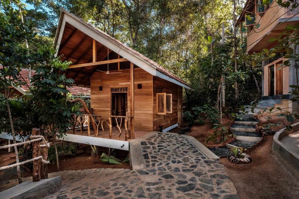 希克杜沃曼塔乐卡巴纳斯山林小屋的树林中的小屋,有一条通往小屋的路径