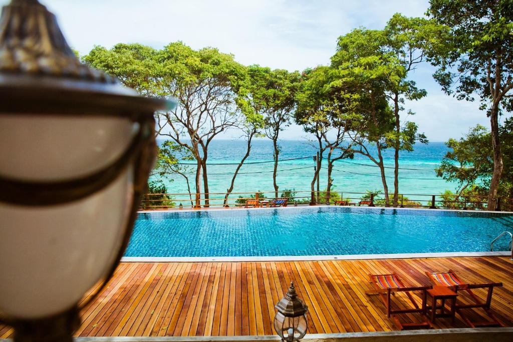 皮皮岛披披岛小木屋度假酒店的海景游泳池