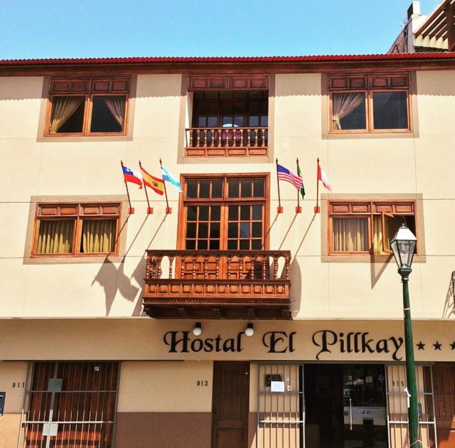 特鲁希略Hostal El Pillkay的一面有旗帜的建筑