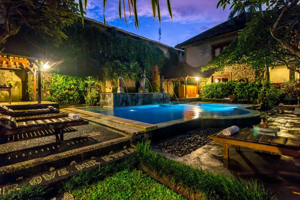 乌布萨哈德瓦Spa度假酒店的一座房子后院的游泳池