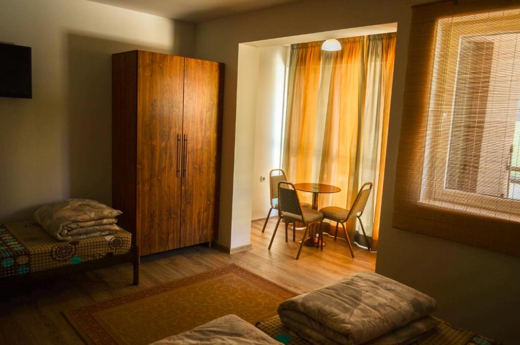 桑丹斯基Main Street Apartment的一间带桌子的房间和一间带卧室的房间