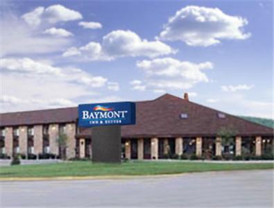 圣马科斯Baymont Inn & Suites by Wyndham San Marcos的前面有蓝色标志的大建筑
