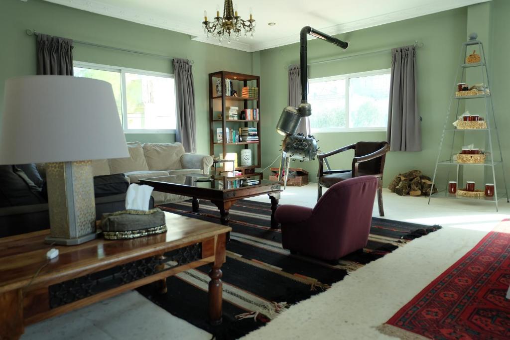 乌姆盖斯Beit Al Baraka的客厅配有沙发和桌子