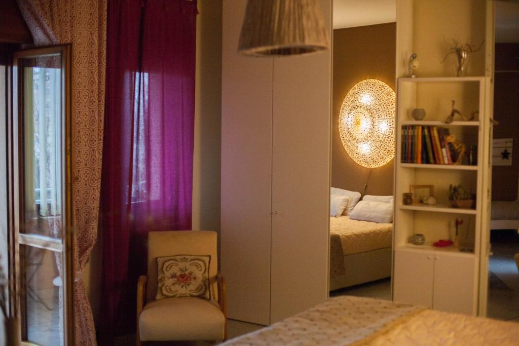 波坦察Notti di luna的一间卧室配有一张床、一把椅子和镜子