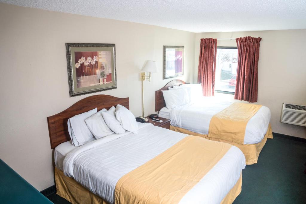 圣路易斯圣路易斯/南部美国最有价值酒店的酒店客房设有两张床和窗户。