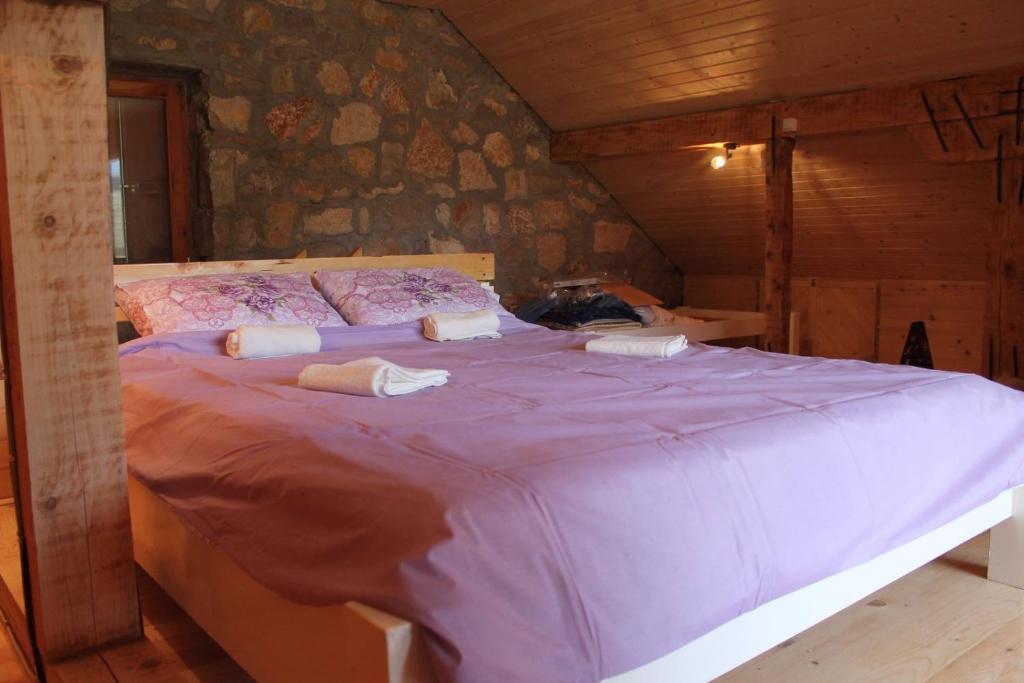 LedeniceMountain house Varda的一间卧室,在房间内配有一张大紫色床