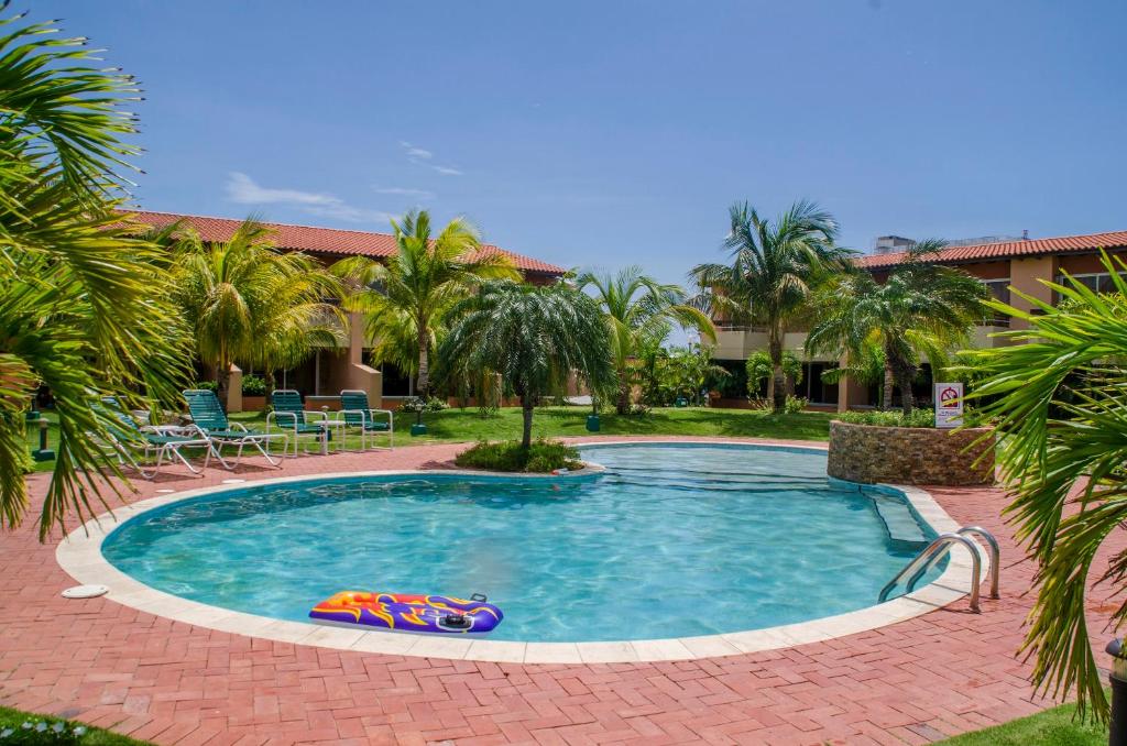棕榈滩Family-Flexication-Friendly Villa, few steps from Eagle Beach的中间设有玩具的游泳池